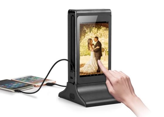 Schwarzer Metallrahmen Multi-Screen Digital Signage Portable Neues Desktop Kleines Werbe-Player mit Ladestation