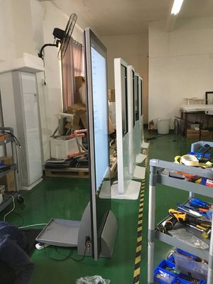 43 Zoll Touchscreen Kiosk mit 1920x1080 Auflösung und 400CD/M2 Helligkeit