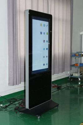 49-Zoll Digital Signage Kiosk mit 1920x1080 Auflösung und Logitech C930 Kamera